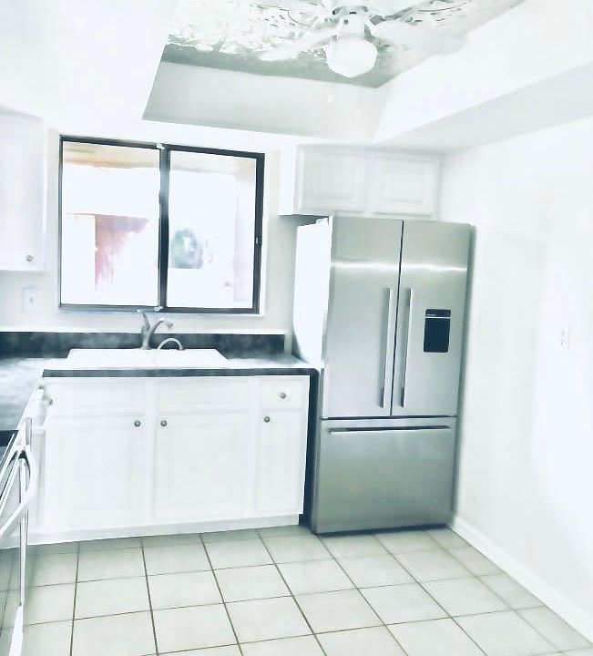 Newly reno'd kitchen with premium appliances
