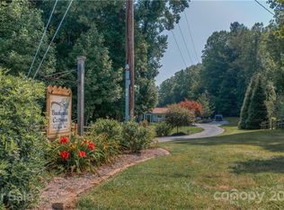 40 Glover Gilliam Ln, Flat Rock, NC 28731
