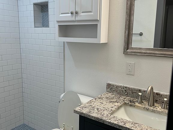 4th image of 861 N Waco Ave