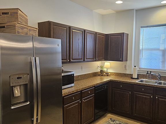 4th image of 142 Silverspring Pl APT A