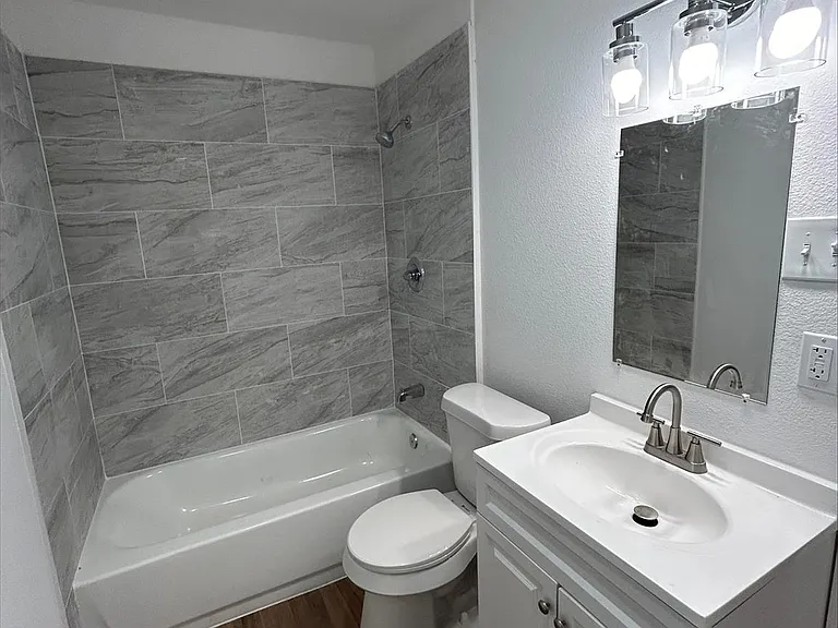 705 E Jones St — Photo 5