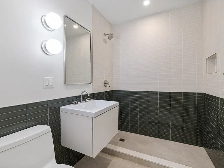 300 W 21st St #37 — Photo 6