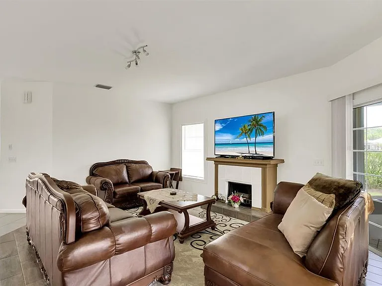 7334 Pine Creek Way — Photo 6