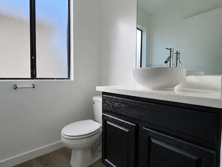 1532 Granville Ave #104 — Photo 10