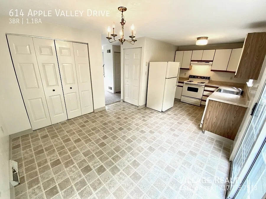 Roomy 3-bed townhome with garage in Dallastown School District! — Photo 2