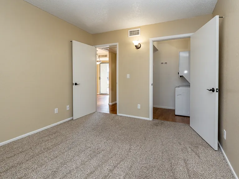 Broadway Proper Apartment ** One Month Free**W/D Included — Photo 69