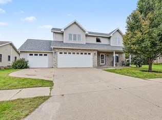 607 E 16th St, Pella, IA 50219