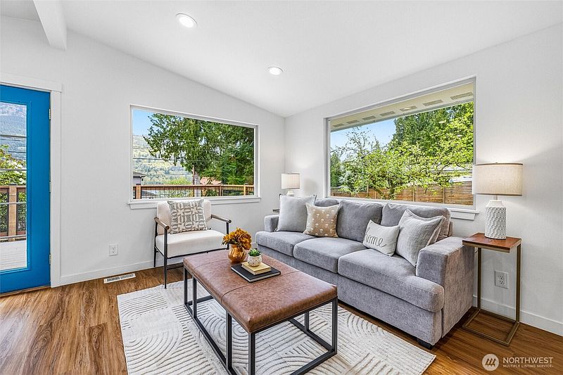 4th image of 477 W Lake Samish Drive