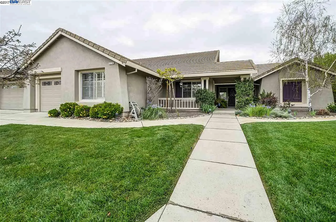 2176 Normandy Cir photo 1