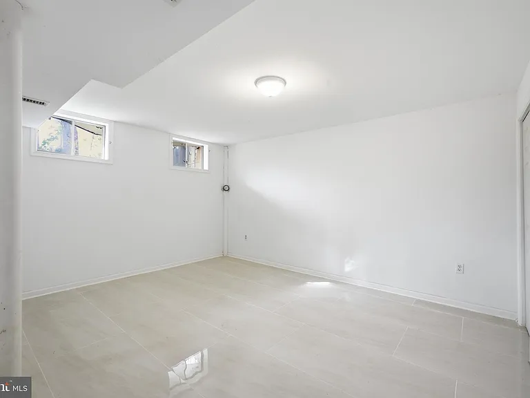 8664 Pohick Forest Ct — Photo 36