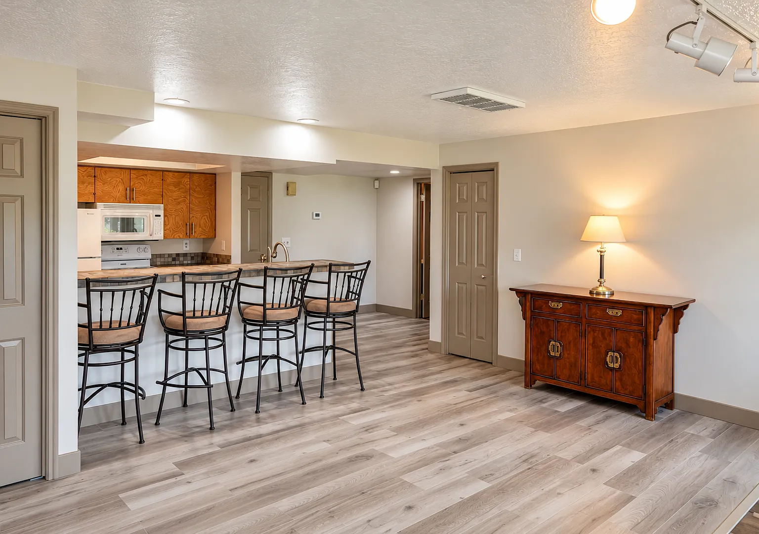 Bright 2-Bedroom with Private Patio & Backyard — Photo 4