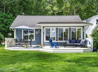 5286 Edgelake Dr, Pinckney, MI 48169