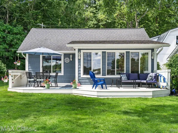 5286 Edgelake Dr, Pinckney, MI 48169