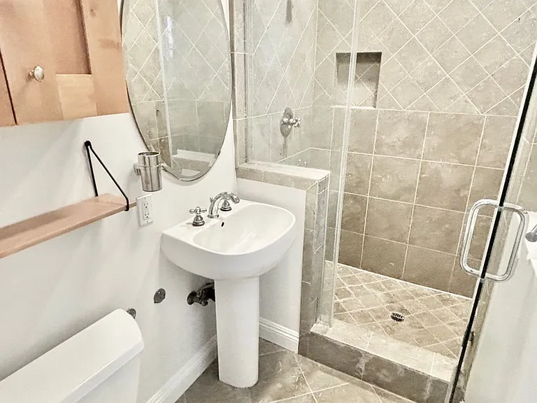 208 Seaview St — Photo 4