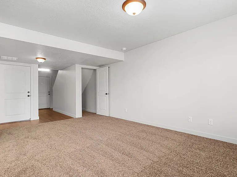 Logan Gateway Apartments — Photo 22