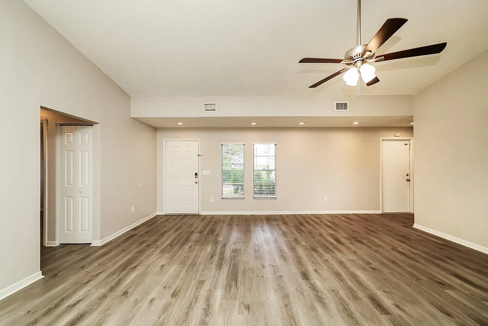 3 bed, 2.0 bath, 1381 sqft, $3,440 — Photo 3
