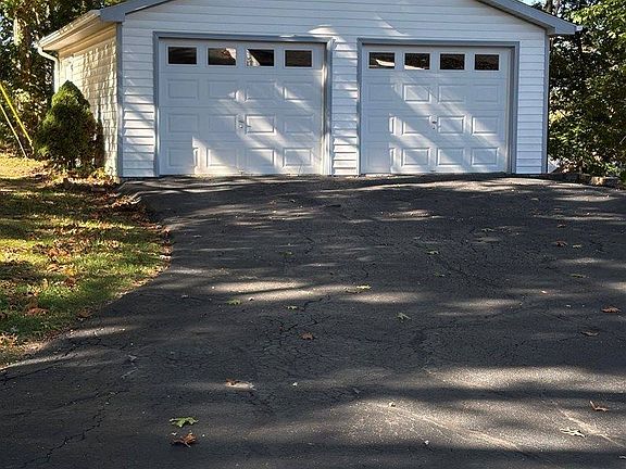 3rd image of 185 Overhill Rd