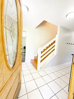 450 NE Riverhill Dr — Photo 3
