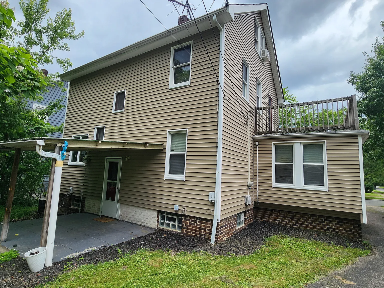 5 bed, 2.5 bath, 1934 sqft, $2,500 — Photo 2