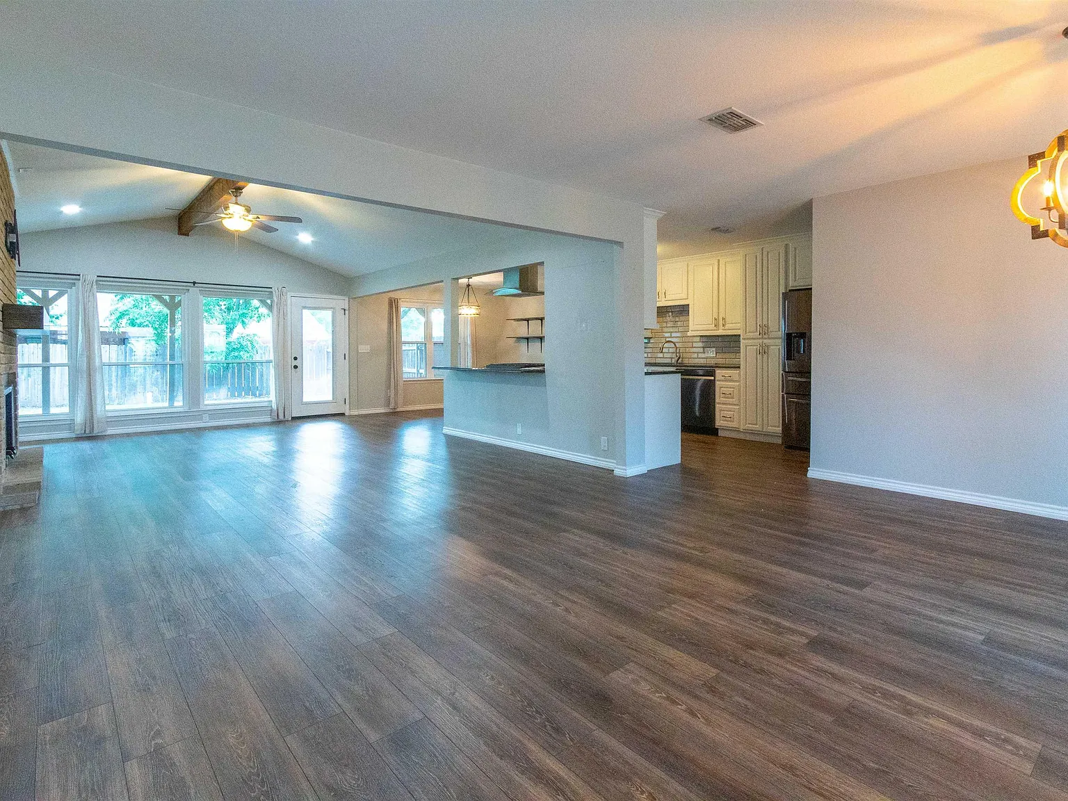 4 bed, 3.0 bath, 2334 sqft, $2,500 — Photo 2