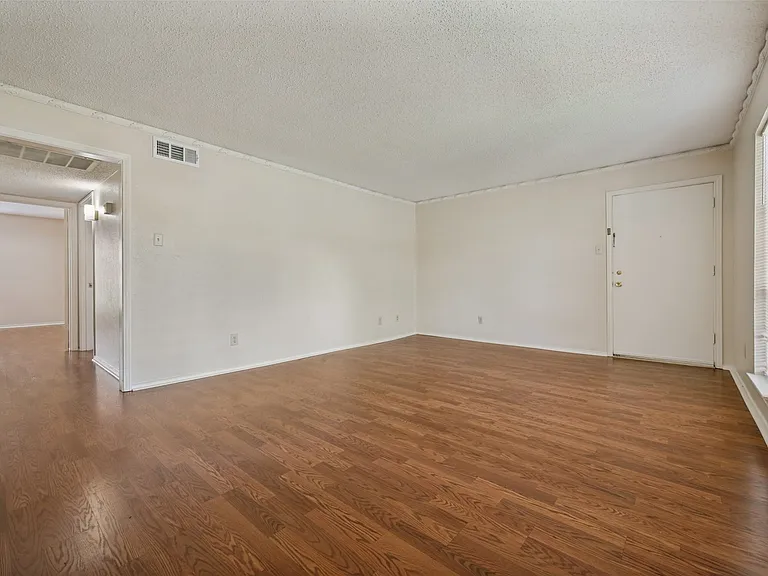 5838 Sandhurst Ln — Photo 2