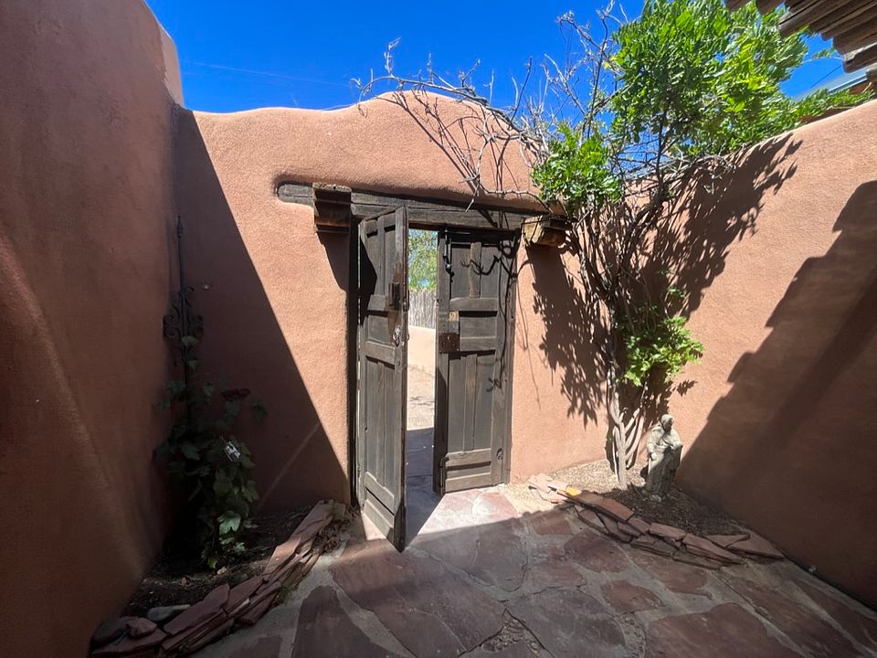 Private access from Parking.