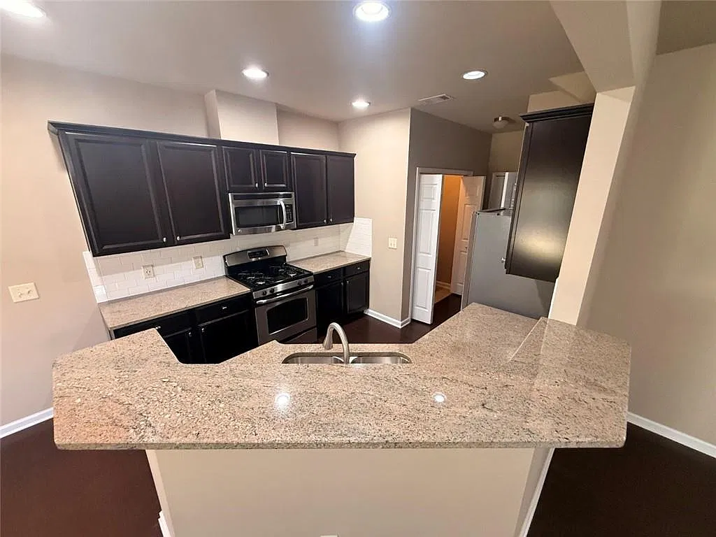 3 bed, 2.5 bath, 1884 sqft, $2,600 — Photo 3