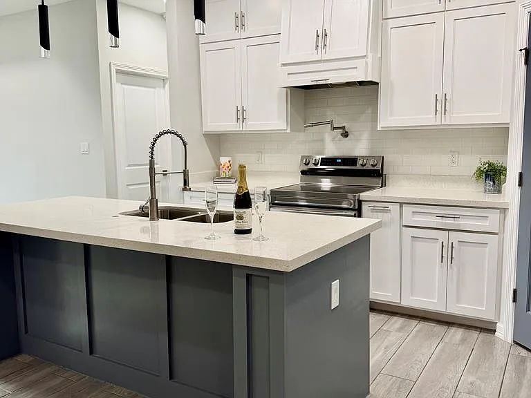 7005 Heliconia Dr — Photo 4