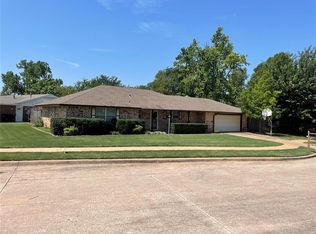 1317 Winding Creek Ct, Moore, OK 73160
