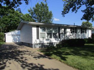 1412 Hiawatha Ln, Camanche, IA 52730