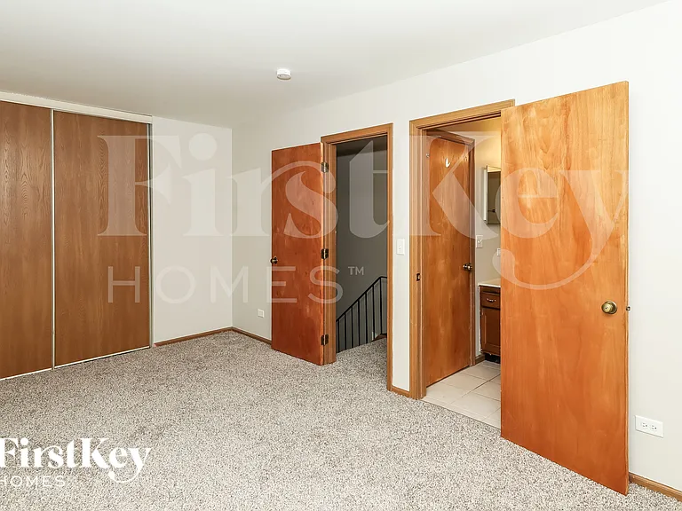 1045 Camden Ln — Photo 10