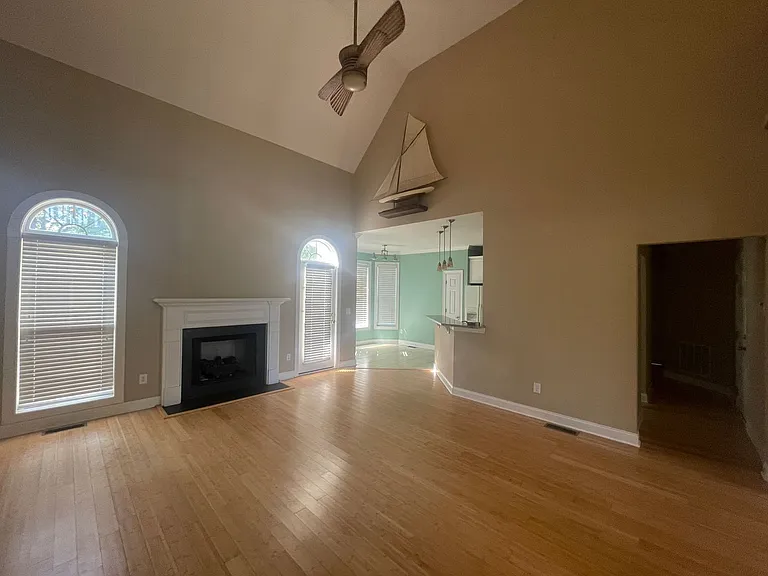 106 Ravenswood Rd — Photo 3