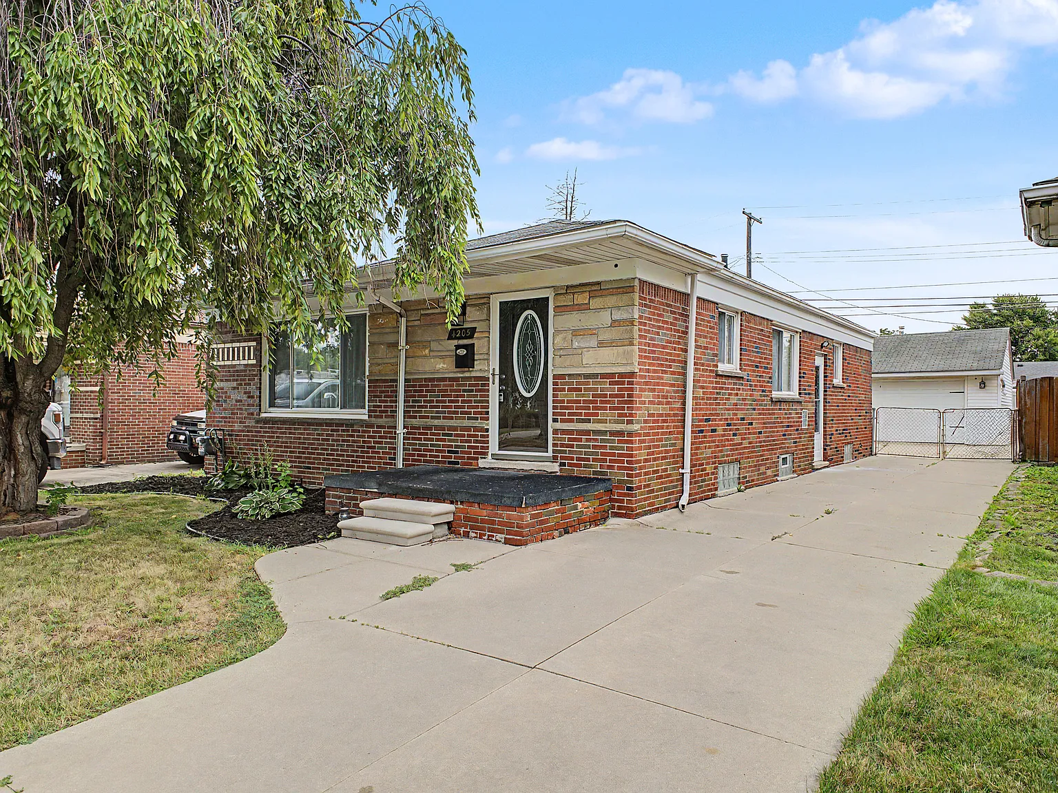 3 bed, 1.5 bath, 1100 sqft, $2,295 — Photo 2