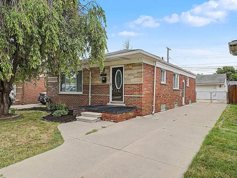 4205 Katherine St — Photo 2