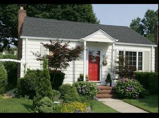 109 Bethel Rd, Albertson, NY 11507