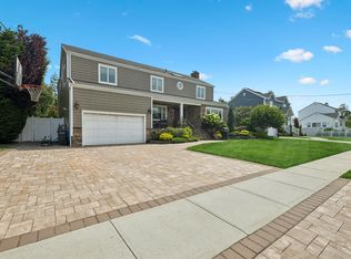 5 Bonnie Ct, Merrick, NY 11566