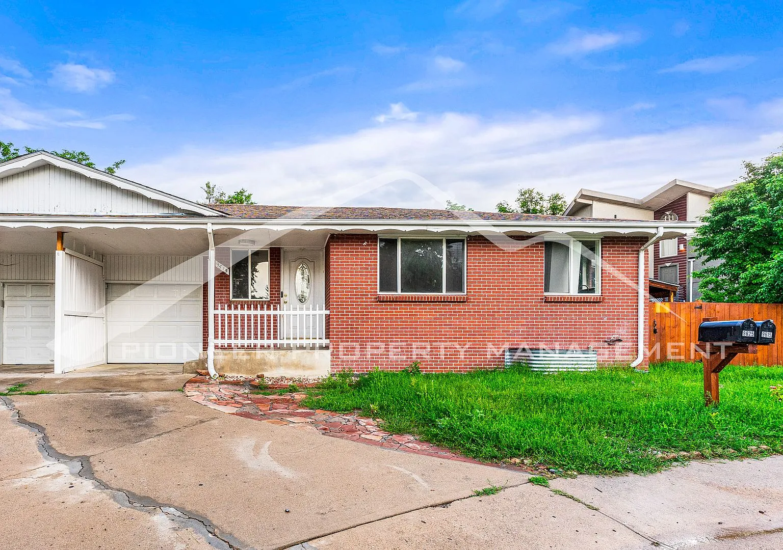 Spacious Half Duplex with 1 Car Garage and Yard — Photo 1