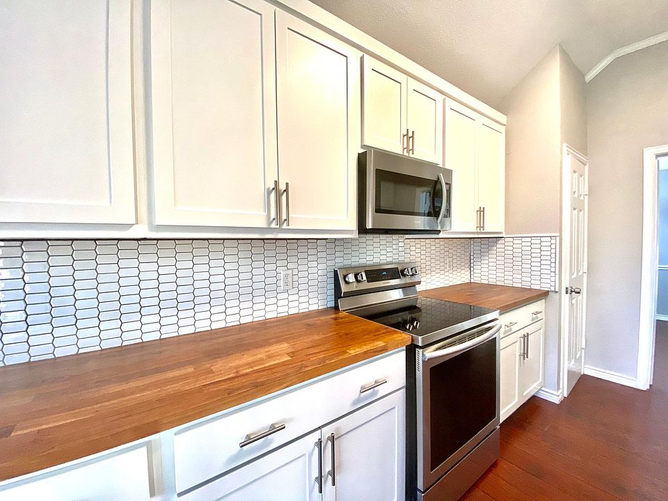 1st image of 601 English Oak Dr