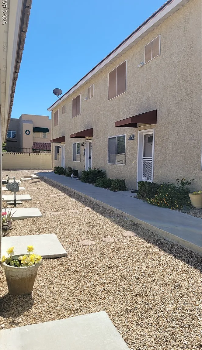 2 bed, 2.5 bath, 11566 sqft, $1,385 — Photo 2