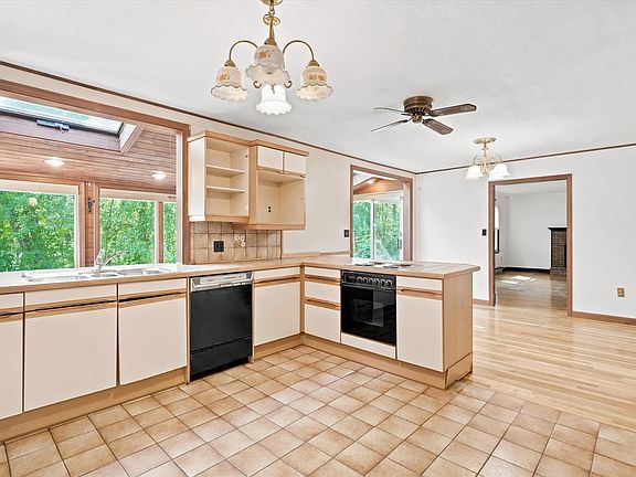 3rd image of 1881 Great Pond Rd