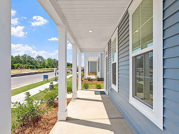 4th image of 304 White Oak Garden Way