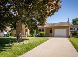 36 Geneva Dr, Muscatine, IA 52761