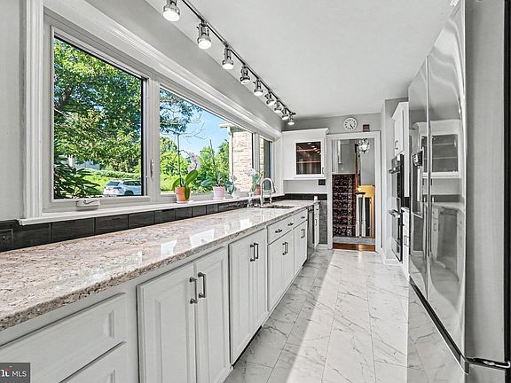 4th image of 260 Blossom Hill Dr