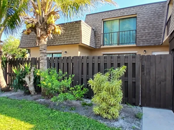 303 Waterview Dr, Palm Springs, FL 33461