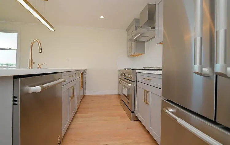 4 bed, 2100 sqft, $5,990 — Photo 4