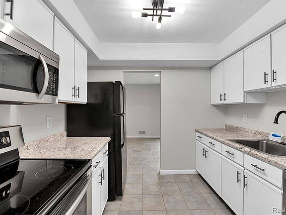 4th image of 692 E Fox Hills Dr