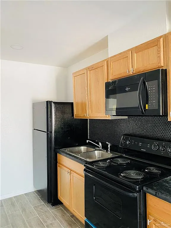2 bed, 1.0 bath, 3020 sqft, $950 — Photo 3