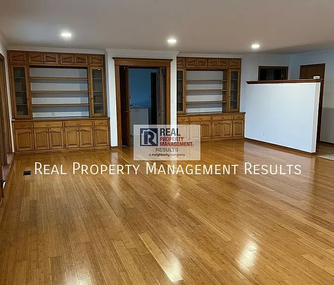 603 W Water St — Photo 4
