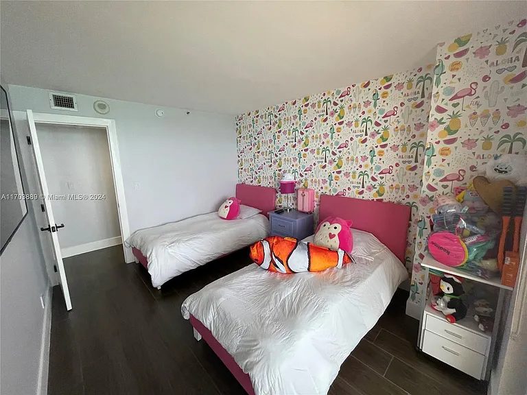 2555 Collins Ave #1409 — Photo 21