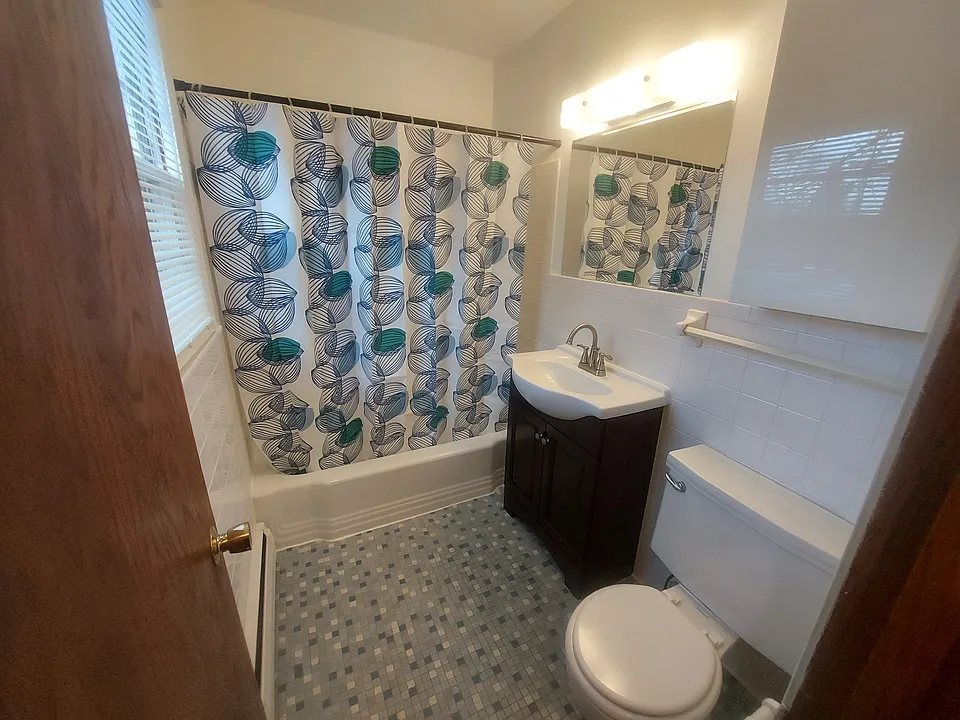 15 W Diamond Lake Rd #104